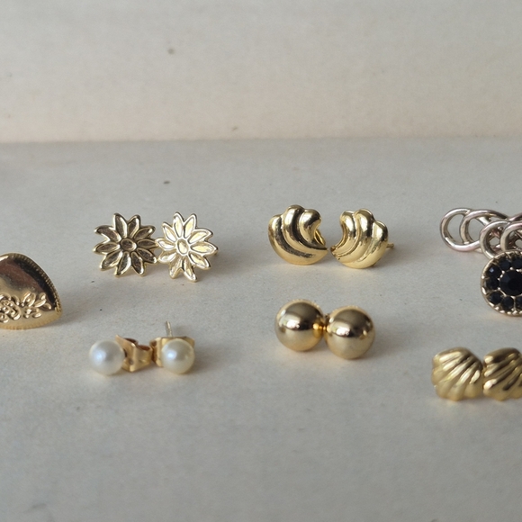 8 Pairs Of Earrings In Gold Black And Pearl - Picture 4 of 9